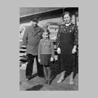 022-0360 Goldbach 1940. Fritz und Johanna Albrozeit mit Tochter Elfriede.jpg
